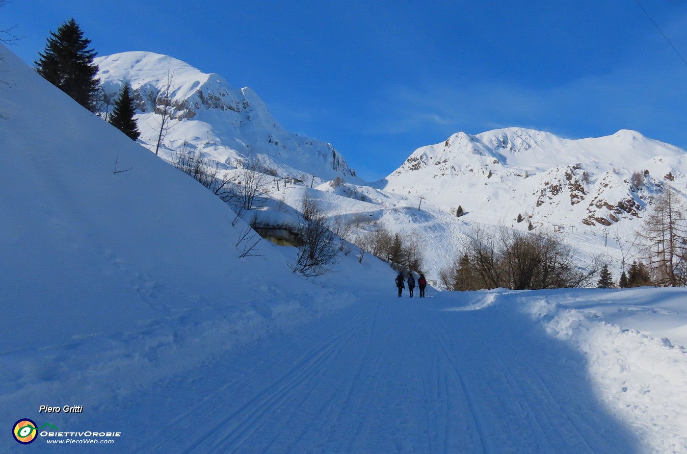 17 Salendo alla Baita del Camoscio con vista in Cavallo e Siltri.JPG